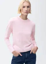 Sweater rosa de punto con cuello redondo y mangas largas.