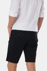 Bermuda negra confeccionada en algodón con elasticidad, con bolsillos laterales y detalle en bolsillo trasero.