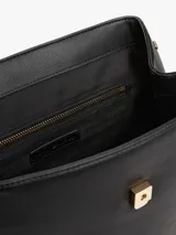 Mochila Tommy Hilfiger de poliuretano negro con acabado liso, cierre de solapa magnético, asa superior, dos correas ajustables, un compartimento principal y un bolsillo interior con cremallera.