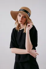 Blusa de manga corta color negro, de corte suelto y textura ligera.