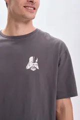 Remera gris oscuro de manga corta con estampa blanca en la espalda con la frase "Turn to the dark side" y el dibujo de la Estrella de la Muerte de Star Wars.