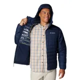 Campera puffer negra con capucha, cierre frontal completo, bolsillos laterales con cierre y logo de Columbia bordado en blanco en el pecho.