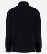Campera de jean negra, de corte oversized, con cuello inglés, abotonadura frontal, bolsillos en el pecho y mangas largas.