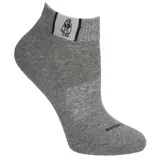 Pack de tres pares de calcetines cortos deportivos Hush Puppies, uno negro, uno blanco y uno gris. Todos con logo de la marca en el tobillo.