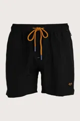 Short de baño negro con cordón ajustable color mostaza y logo bordado en la pierna derecha.
