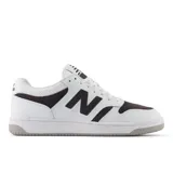 Championes New Balance BB480 de cuero blanco con detalles en negro y suela gris.