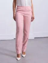 Pantalón blanco de gabardina elastizada, marca Zac & Rachel, con bolsillos delanteros y traseros.