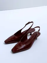 Zapato de tacón bajo color borgoña, con punta fina y tira trasera ajustable.