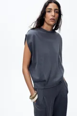 Camiseta azul de algodón con cuello redondo y mangas cortas caídas.