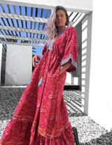 Vestido largo tipo túnica con estampado paisley en tonos rojos y detalles bordados en azul en escote y mangas.