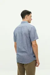 Camisa de lino y algodón azul marino, de manga corta, con fit regular y logo bordado en el pecho.