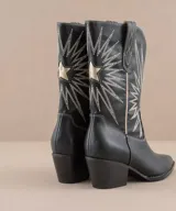 Bota texana corta color beige con bordado de rayos de sol en blanco.