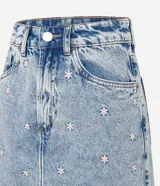 Minifalda de jean celeste con bordado de flores pequeñas en tonos rosa y celeste.