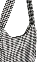 Cartera de hombro con estampado pata de gallo en blanco y negro, correa para el hombro y cierre de cremallera. Incluye bolsillo interno con cierre, forro de algodón y detalles en poliéster con acabado suave.