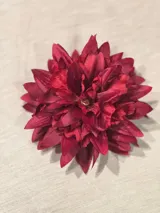 Flor de tela color borgoña con broche francés para sujetar al pelo.