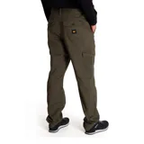 Pantalón cargo color verde oliva, de corte recto, con bolsillos laterales con solapa y bolsillos traseros.