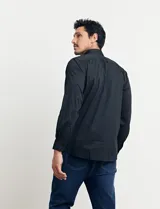 Camisa azul de algodón con elastano, cuello button-down y manga larga.