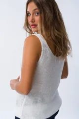 Musculosa blanca de tejido de punto calado con escote en V.