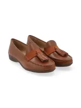 Mocasín color borgoña con textura reptil, detalle de antifaz en nobuck y borlas.