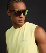 Musculosa deportiva amarilla de poliéster y elastano con tecnología Dry, corte regular, cuello redondo, laser cut y estampa localizada.