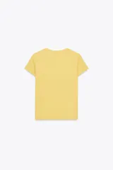 Camiseta amarilla de corte slim fit, cuello redondo y manga corta. Estampado frontal con texto "Madeira Formosa" y un paisaje de la isla de Madeira.