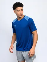 Remera de entrenamiento Umbro color azul con cortes, cambio de color y detalles con tela diferenciada.