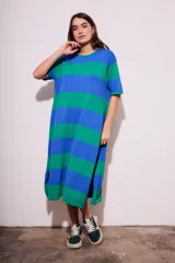 Vestido midi de tejido de punto con rayas horizontales azules y verdes, corte recto y mangas cortas.
