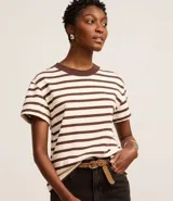 Remera de algodón a rayas horizontales color crema y marrón, con cuello redondo marrón.