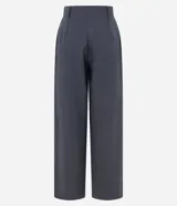 Pantalón de vestir gris oscuro, de corte recto, con bolsillos laterales y botón en la cintura.