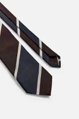 Corbata ancha de seda a rayas en tonos azul marino, marrón y gris.