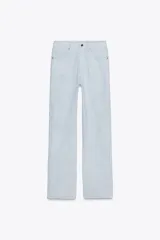 Pantalón de tiro alto con cinco bolsillos, estampado a rayas verticales celestes y blancas, de pierna recta y tejido con hilo metalizado.