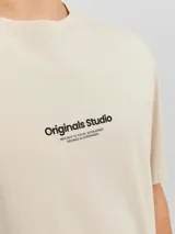 Camiseta color beige de manga corta y cuello redondo con fit relajado. Estampado en relieve con la inscripción "Originals Studio".