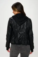 Campera marrón de cuero sintético con capucha desmontable, cierre frontal con cremallera y broches, bolsillos con solapa y puños tejidos.