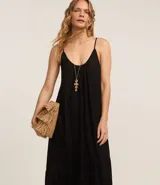 Vestido midi negro de viscosa y lino, con breteles finos, escote redondo con pliegues y corte en el bajo.