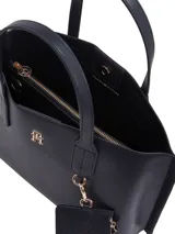 Cartera tote compacta Tommy Hilfiger color azul marino, con acabado liso y logo TH en relieve. Incluye monedero extraíble con cremallera, doble asa superior y correa tejida ajustable y extraíble.
