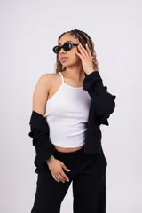 Musculosa marrón de breteles finos y corte ajustado.