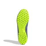 Championes de fútbol 5 Adidas F50 Club en color violeta con detalles en verde lima. Presentan una parte superior sintética con gráficos de velocidad, cierre de cordones y suela de goma con tapones pequeños optimizada para canchas de césped sintético.