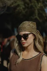 Musculosa tejida en algodón color blanco, con detalles en crochet color beige en el cuello y sisas.