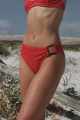 Bottom de bikini modelo vedetina con argolla decorativa y forro.
