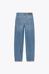 Pantalón de jean celeste de tiro alto, corte recto y cinco bolsillos.
