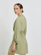 Vestido corto color verde oliva, con escote en V, mangas 3/4 abullonadas y falda acampanada.