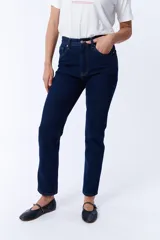 Pantalón jean de corte recto, color azul oscuro, con tiro medio y bolsillos delanteros y traseros.