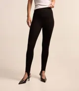 Pantalón legging negro de punto roma con cintura elástica y pies.