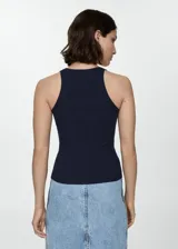 Musculosa azul marino de punto fino con tirantes finos y cuello redondo.