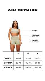 Musculosa marrón de corte amplio y sisas grandes.