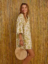 Camisa oversize con estampado abstracto en tonos verde oliva y blanco, de manga 3/4 y cuello camisero.