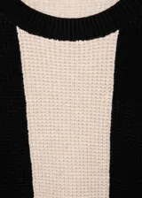 Sweater de punto con rayas horizontales anchas en color marrón y blanco. Tiene cuello redondo y mangas largas.