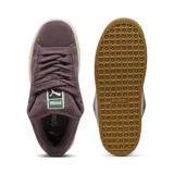 Championes Puma Suede XL color uva, con franja lateral gris y suela color crema.