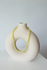 Collar corto de cuentas redondas de vidrio color naranja.