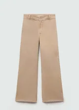 Pantalón de jean color beige, corte culotte, tiro alto y bajo desflecado.